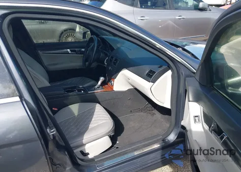 2011 Mercedes-Benz C 300 Luxury/Sport из США, поврежденный, VIN WDDGF5EB8BR138622